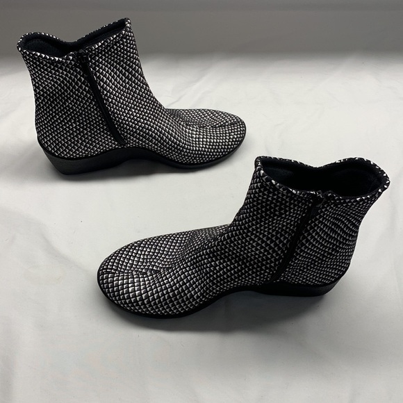 A’rcopedico Low Wedge Ankle Booties Side Zipper Size 41 Black and White - Picture 4 of 14